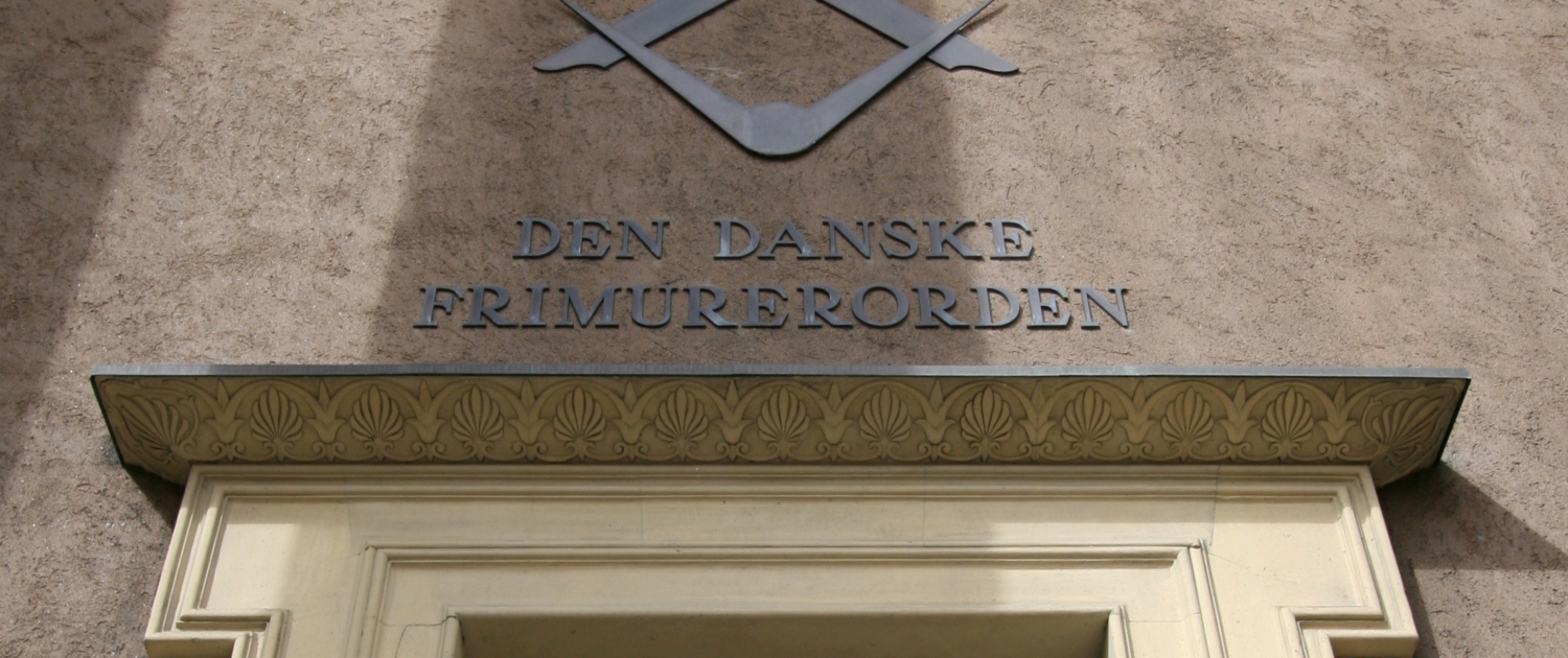 Vinkel og passer over hovedindgangen til Stamhuset