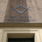 Vinkel og passer over hovedindgangen til Stamhuset