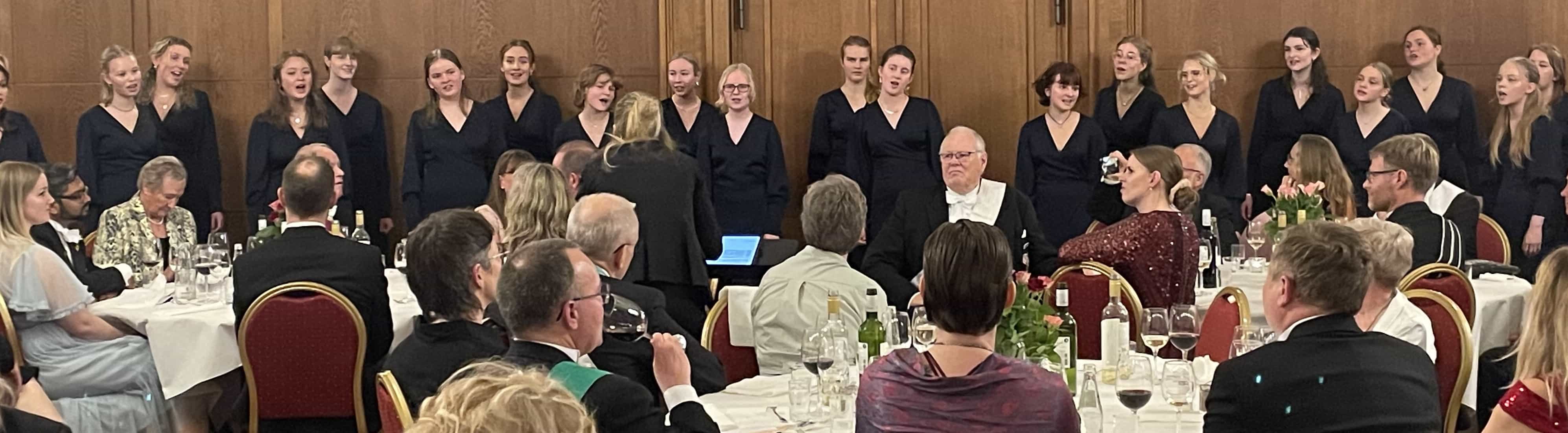 Fredensborg Slotskirkes Pigekor betog alle med deres charme og musikalitet.